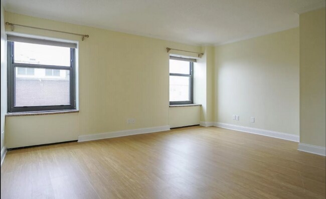 Building Photo - 3 Bedroom, 2 Bathroom Condo in Downtown!