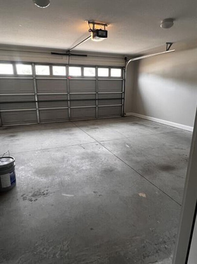 Building Photo - 4 bedroom beautiful home available August 14!!