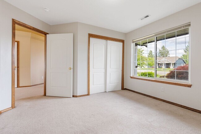 Building Photo - 3 Bedroom Home with a 3 Car Garage in Deer...