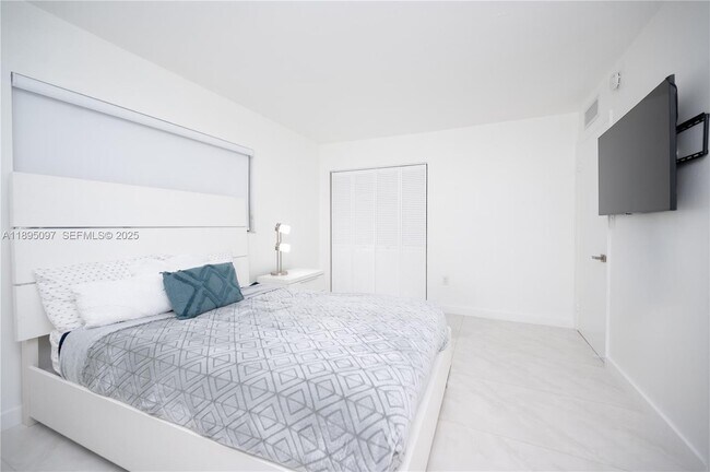 Building Photo - 10875 SW 112th Ave