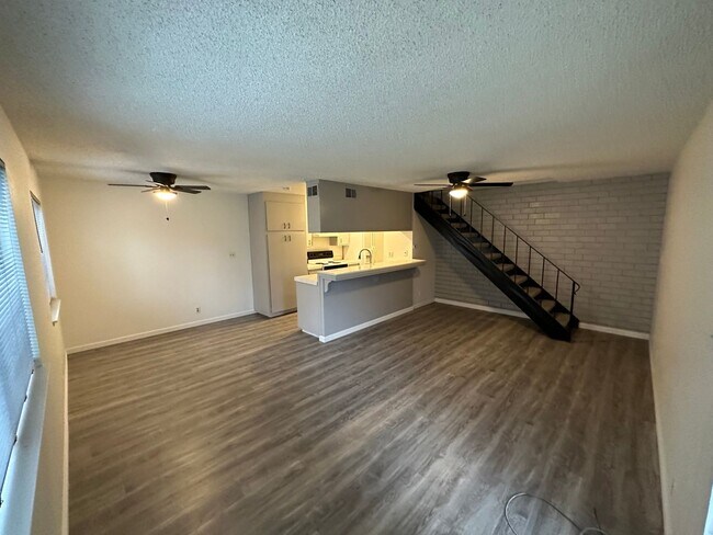 Building Photo - Cozy 2 Bedroom unit with community pool!