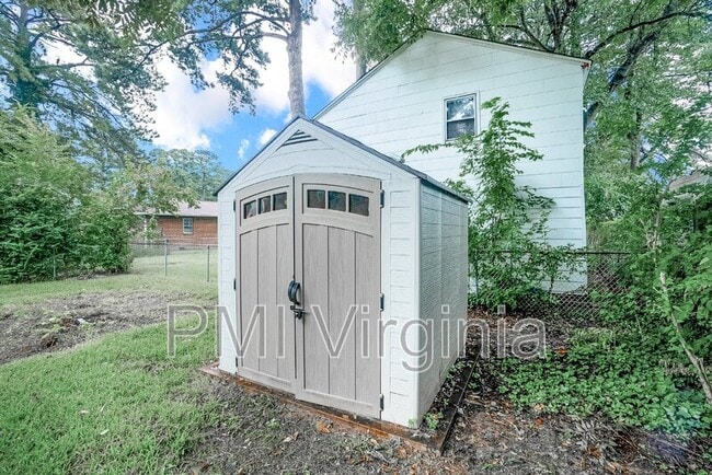 Building Photo - 705 Providence Rd