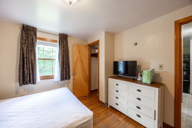 Building Photo - Charming 3-Bedroom Home on a Quiet Street ...
