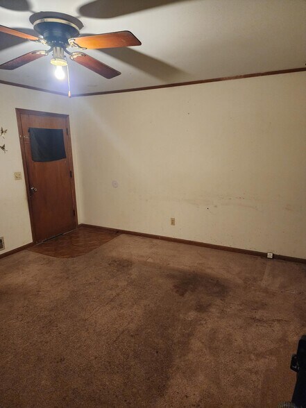 Building Photo - 694 Mountain View Dr