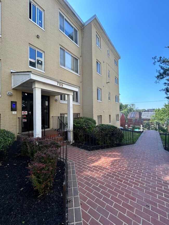 Building Photo - 705 Brandywine St SE