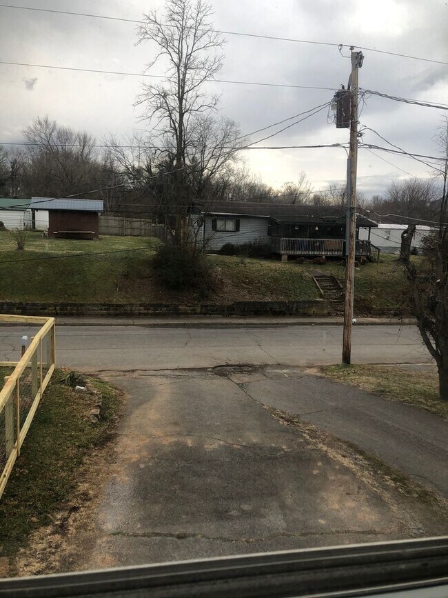 Building Photo - Convenience !!