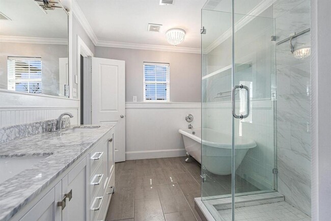 Building Photo - Stunning Victorian Townhouse!