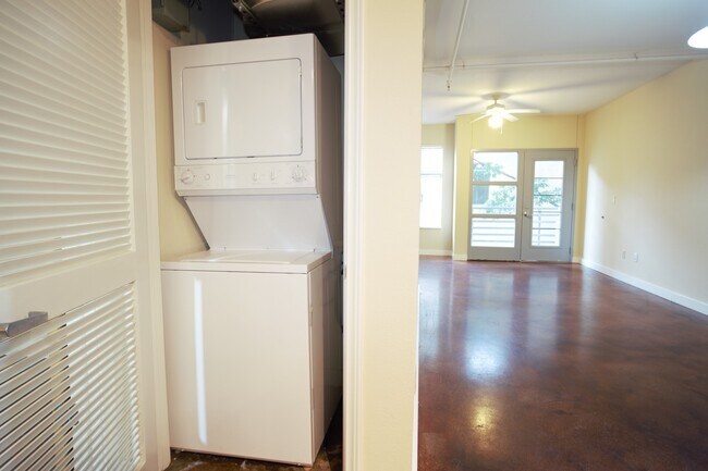 Building Photo - UT WEST CAMPUS - PRELEASE 8/15/2024 2 bed 2 bath