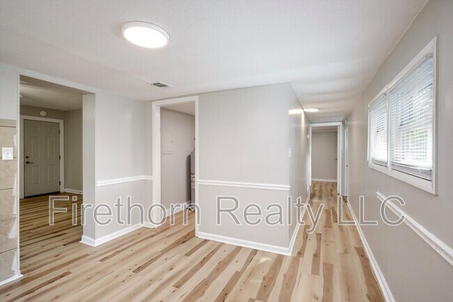 Building Photo - 2719a Meadowbrook Dr