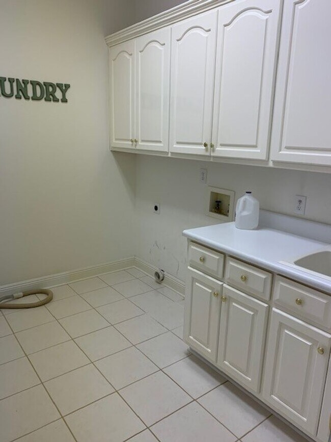 Building Photo - 3281 Benyard Dr
