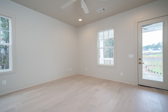 Building Photo - 3BR/3BA For Rent