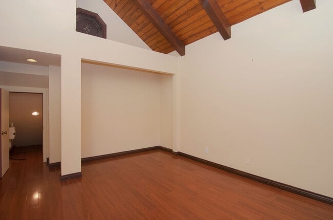 Building Photo - Charming Craftsman Home for Rent in Costa Mesa