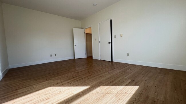 Building Photo - Beautiful Spacious 2 bd/1ba filled with light in Popular Neighborhood – Oakland, Emeryville, and ...