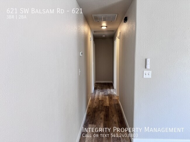 Building Photo - 621 SW Balsam Rd