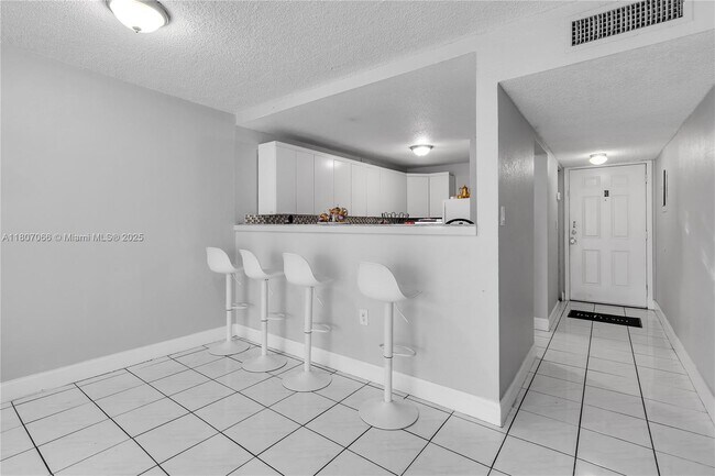 Building Photo - 10000 NW 80th Ct