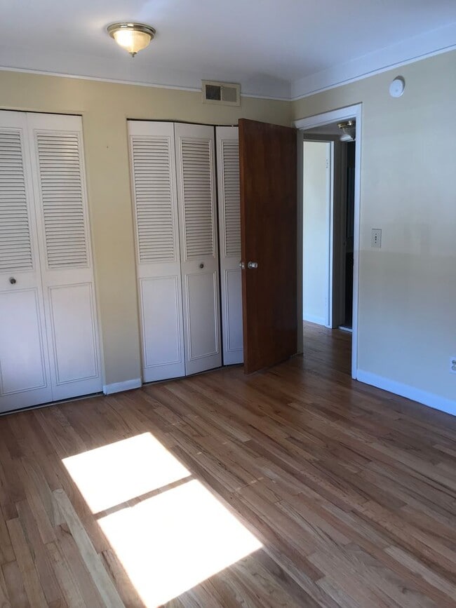 Building Photo - 1221 Island Dr