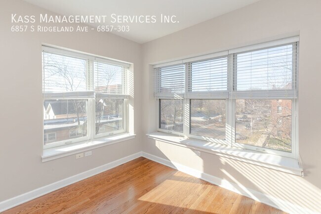 Building Photo - 6857 S Ridgeland Ave