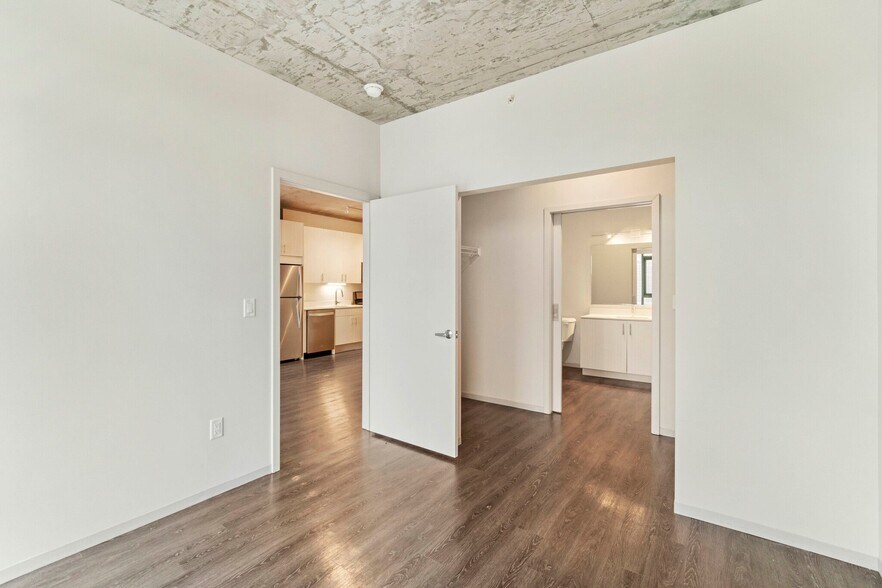 Building Photo - 711 S Clark St