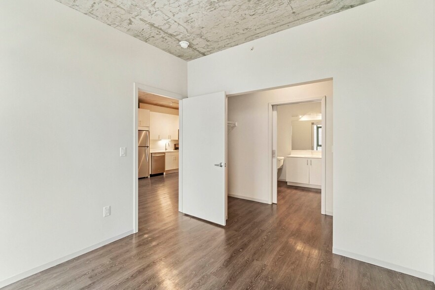 Building Photo - 713 S Clark St