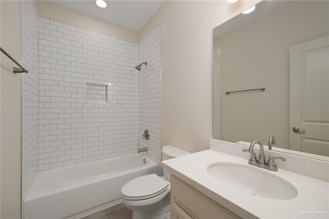 Building Photo - 11 N Plumbago Ave