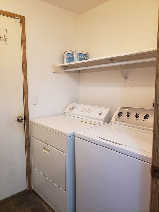 Building Photo - Charming Ranch-Style Home – 3 Bedroom, 2 Bath