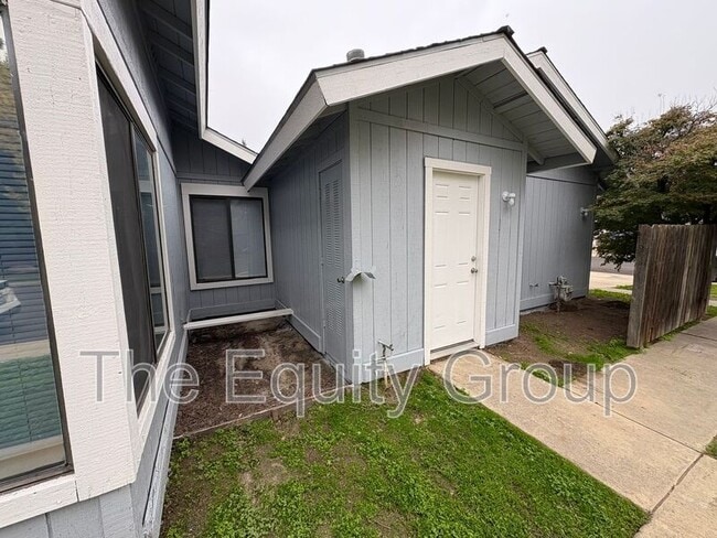 Building Photo - 1642 N Goddard St