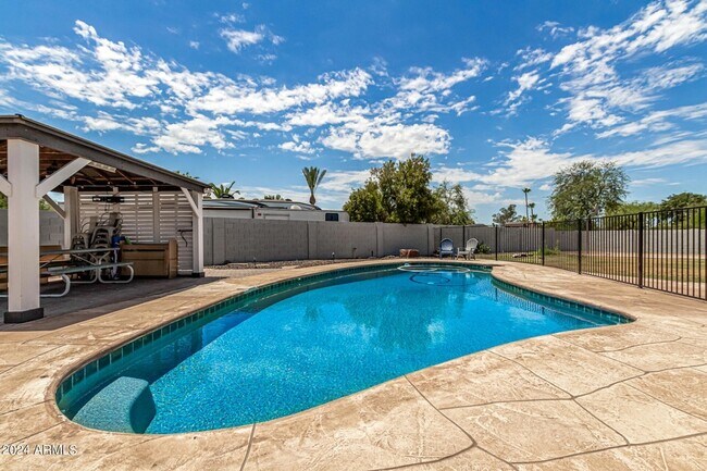 Primary Photo - 7667 E Cactus Rd