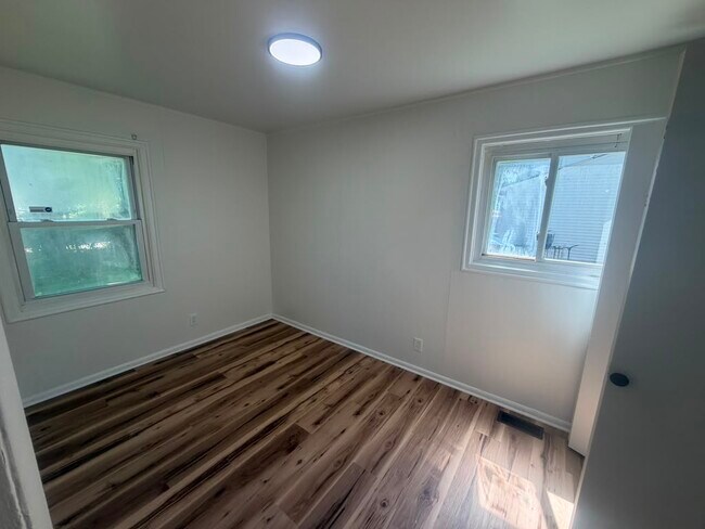 Building Photo - 3932 Bennett Dr