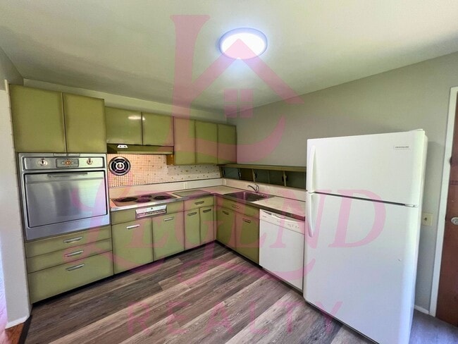 Building Photo - Spacious & Charming 3-Bedroom, 2-Bath Home...