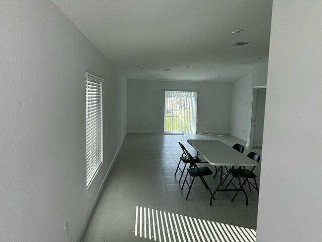 Building Photo - 10468 NW Suncrest Lp