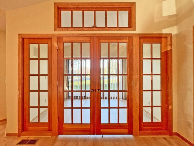 Building Photo - Luxury Maintenance-Free **One-Level Living...