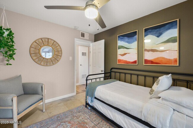 Building Photo - 6419 E Cambridge Ave