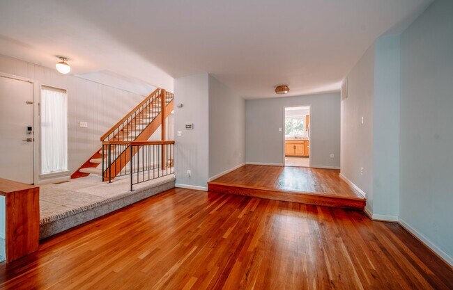 Building Photo - Spacious 5-Bedroom End-Unit Townhome in Reston with 3 Finished Levels, Renovated Kitchen & Fenced...