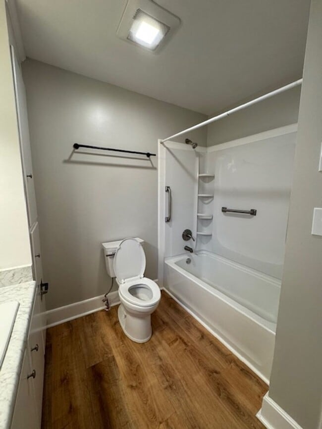 Building Photo - 2 Bedroom, 1 Bath duplex (right side unit) close to downtown Greenville with hardwood floors, a l...