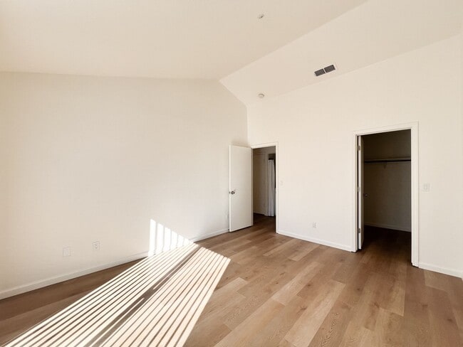Building Photo - Renovated One Bedroom Condo with Single Ca...