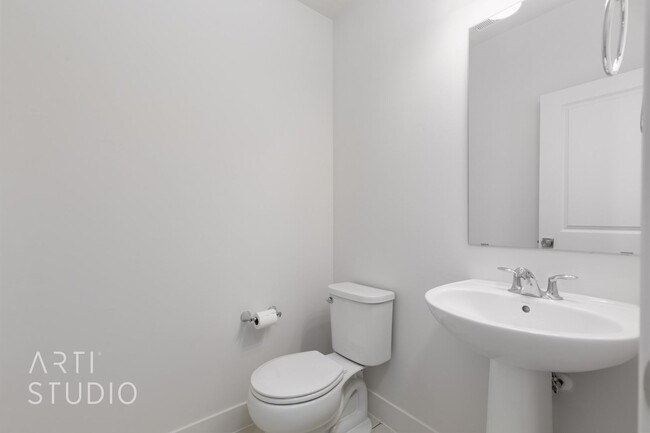 Building Photo - 3 Bedroom, 2.5 Bathroom Townhome in Auburn...