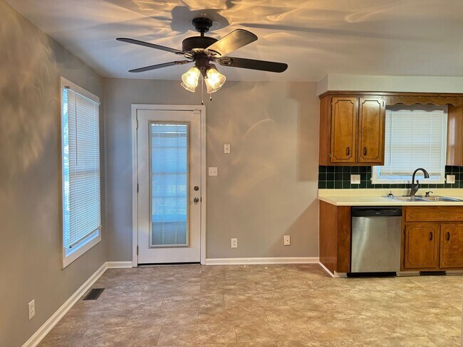 Building Photo - Centrally Located in St. B! 3 Bedrooms and 2.5 Baths! Fenced Backyard! Short term lease available!