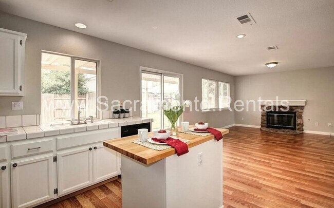 Building Photo - Spacious Elk Grove 5bd/3ba House with 3 Car Garage