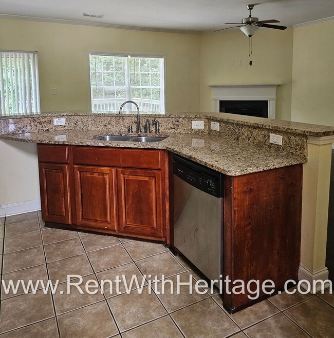 Building Photo - Gorgeous 3Bd / 2Ba Immaculate Townhome / U...