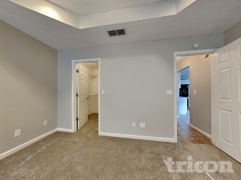 Building Photo - 2051 Meadowglen Ln