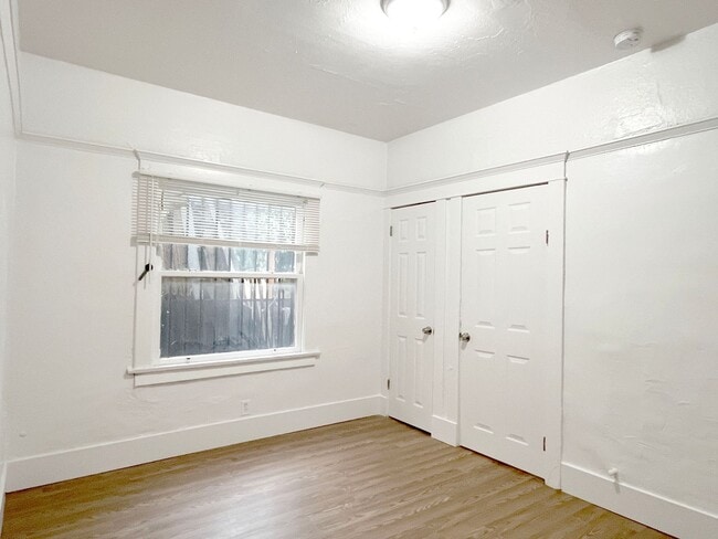 Building Photo - 458 W Vernon Ave