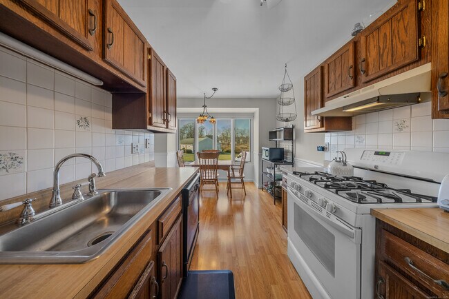 Building Photo - 83 Carriage Dr