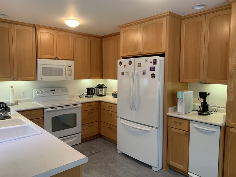Building Photo - 249 Meadow Dr