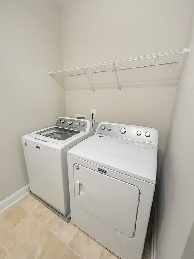 Building Photo - Beautiful 3BD/2.5BA townhome with garage in great Cary community and location!