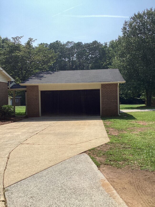 Building Photo - Lovely 3-Bedroom, 2-Bathroom Ranch