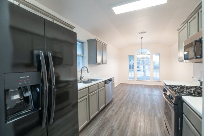 Building Photo - Nestled in Round Rock neighborhood.