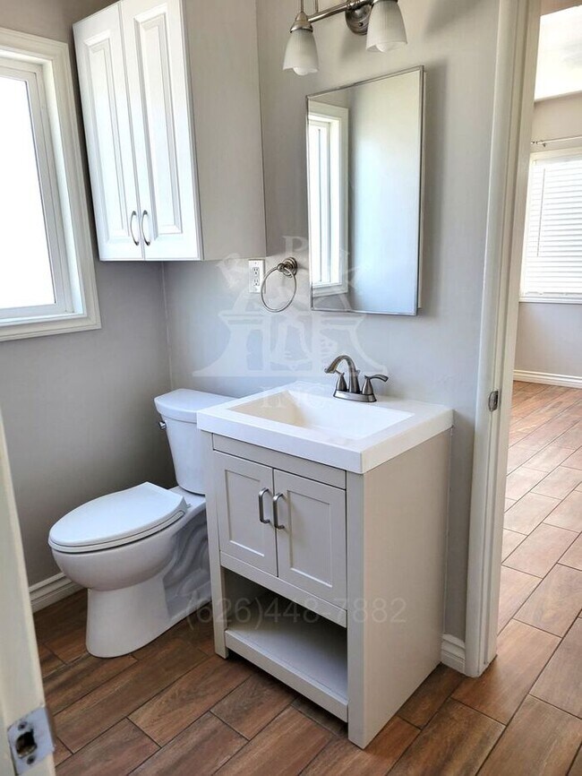 Building Photo - Charming 3 Bedroom Home Available in Oakmo...