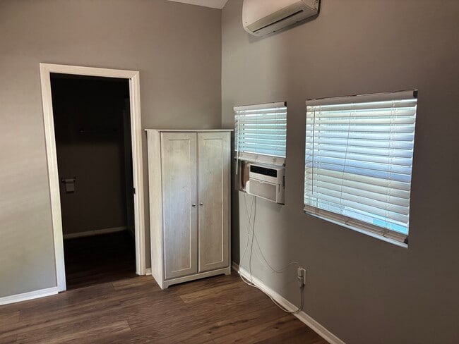 Building Photo - 1042 5th St