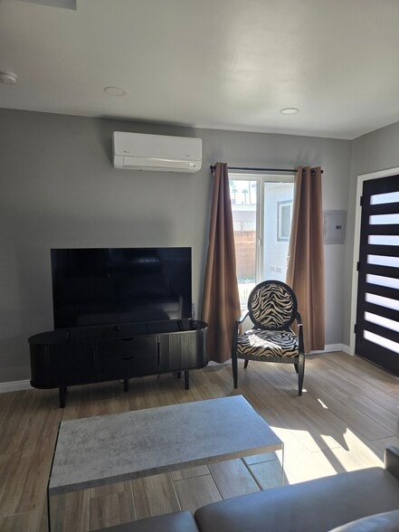 Building Photo - 2504 El Sol Ave