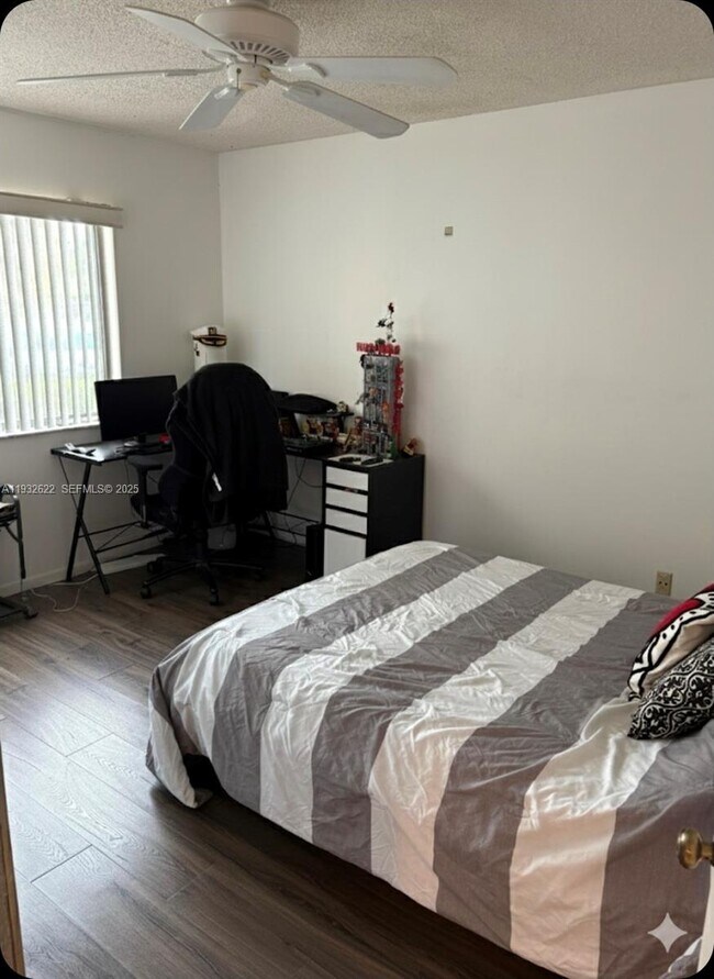 Building Photo - 341 Lakeview Dr